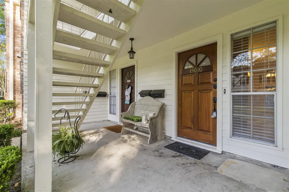 13010 Trail Hollow Drive #3010 Houston, TX 77079