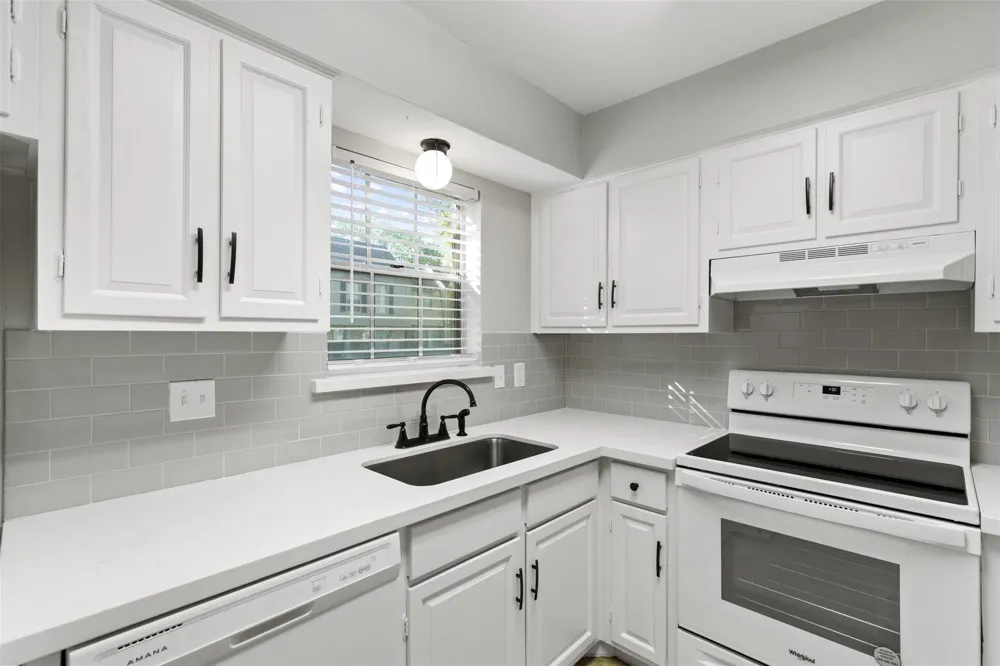 13010 Trail Hollow Drive #3010 Houston, TX 77079