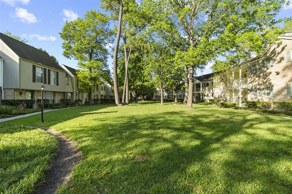 13010 Trail Hollow Drive #3010 Houston, TX 77079