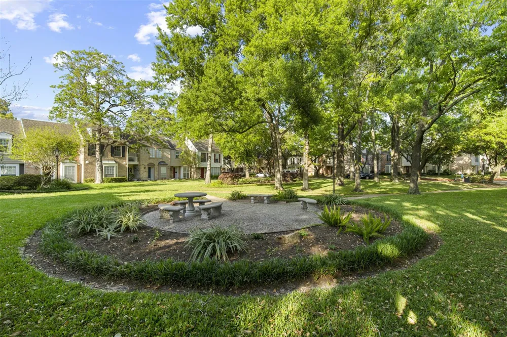 13010 Trail Hollow Drive #3010 Houston, TX 77079