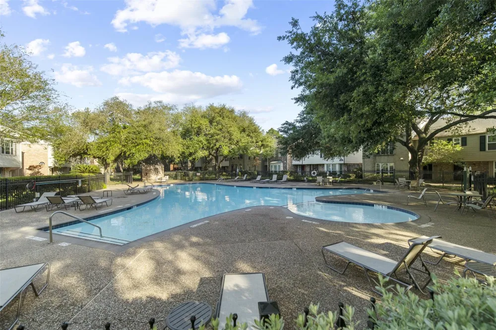 13010 Trail Hollow Drive #3010 Houston, TX 77079