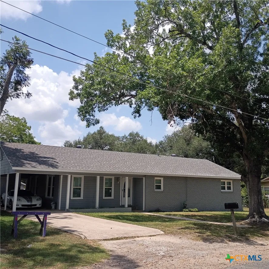 607 E Hamilton Cuero, TX 77954