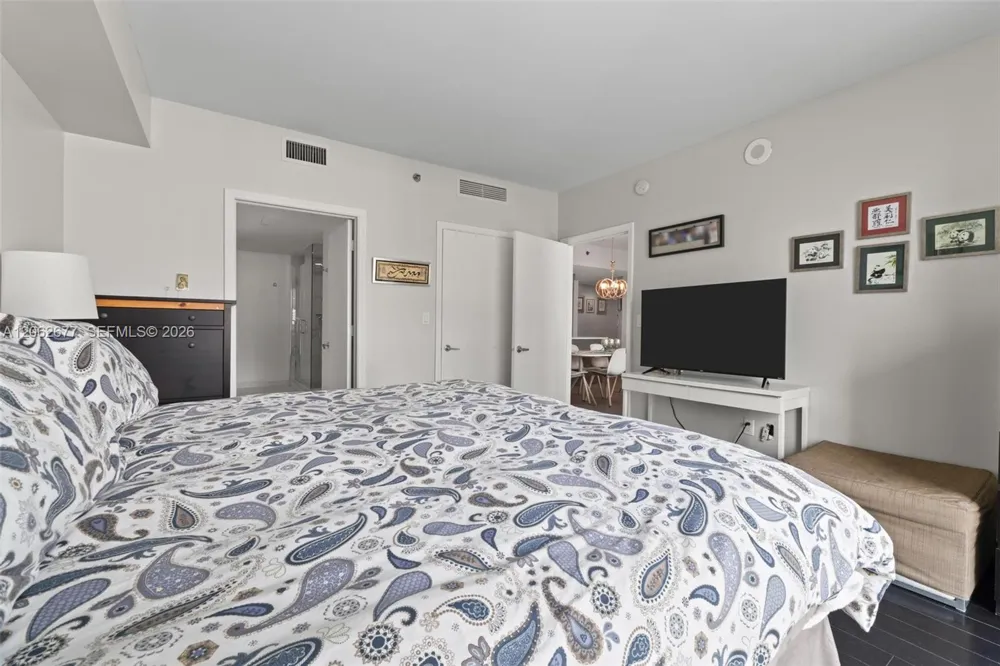 500 Brickell Ave #1405 Miami, FL 33131