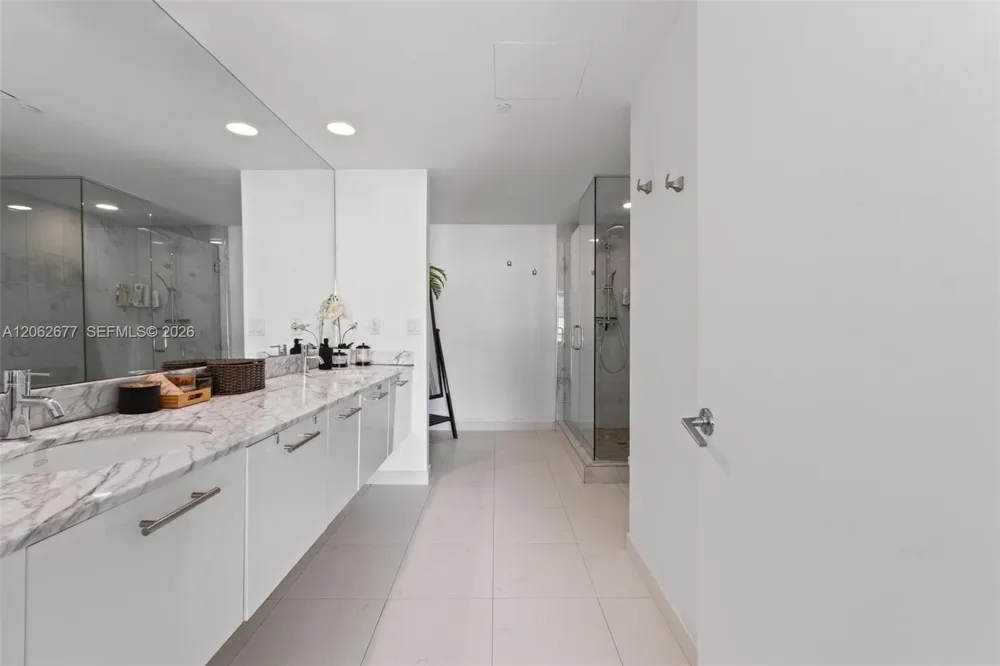 500 Brickell Ave #1405 Miami, FL 33131