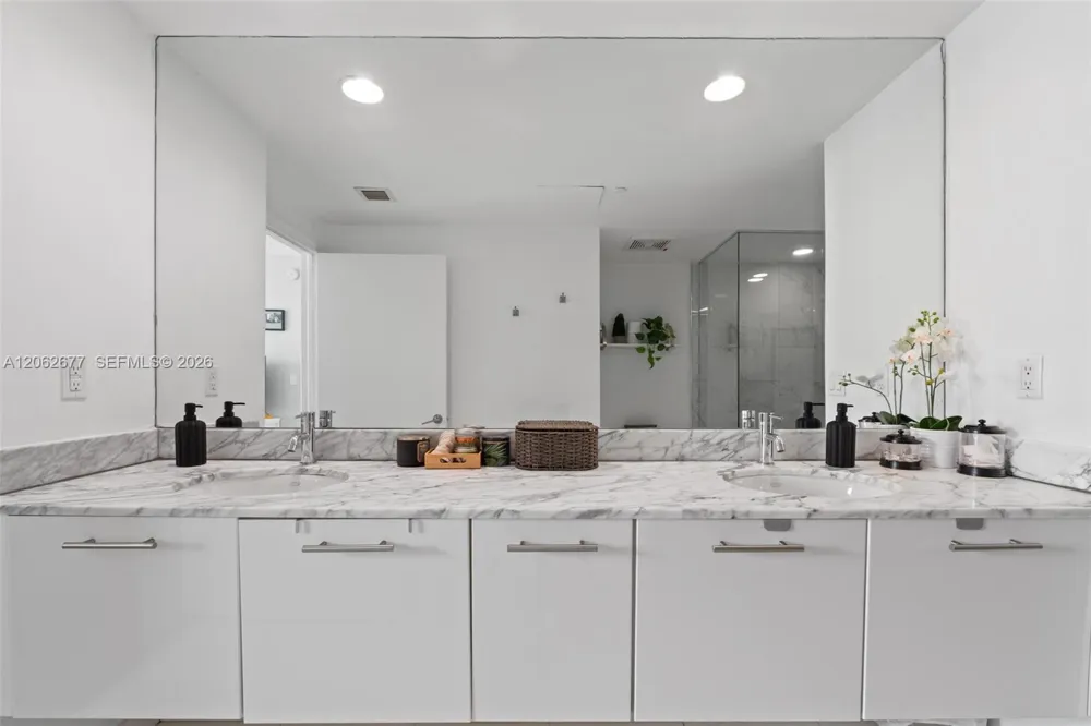500 Brickell Ave #1405 Miami, FL 33131