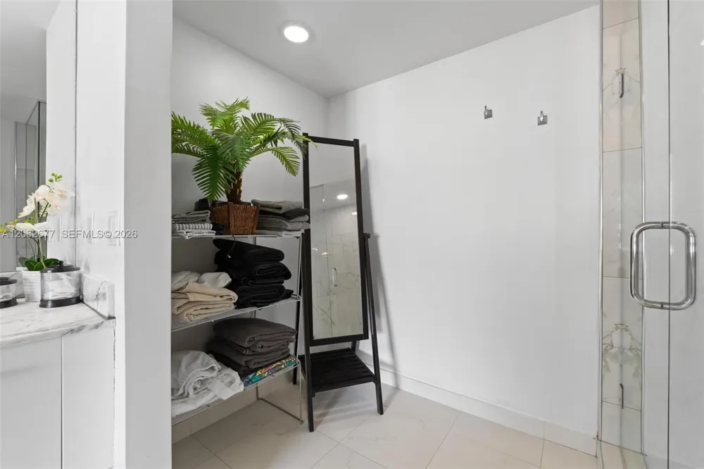 500 Brickell Ave #1405 Miami, FL 33131