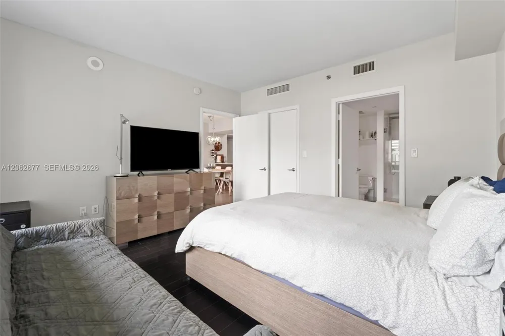 500 Brickell Ave #1405 Miami, FL 33131