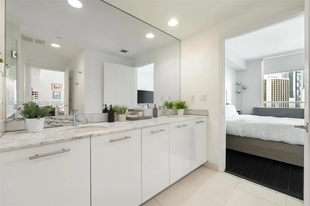 500 Brickell Ave #1405 Miami, FL 33131