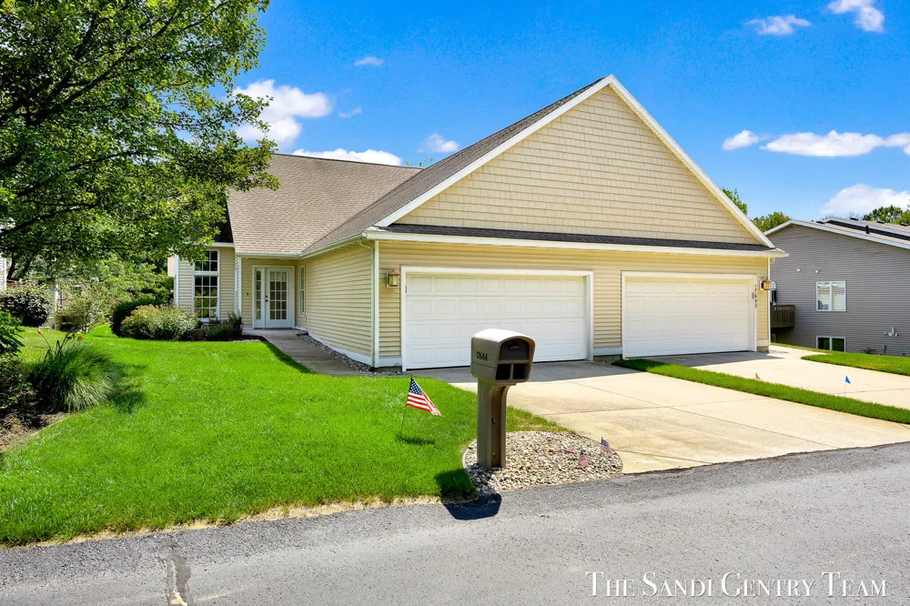 17644 Dustin Drive #16 Spring Lake, MI 49456