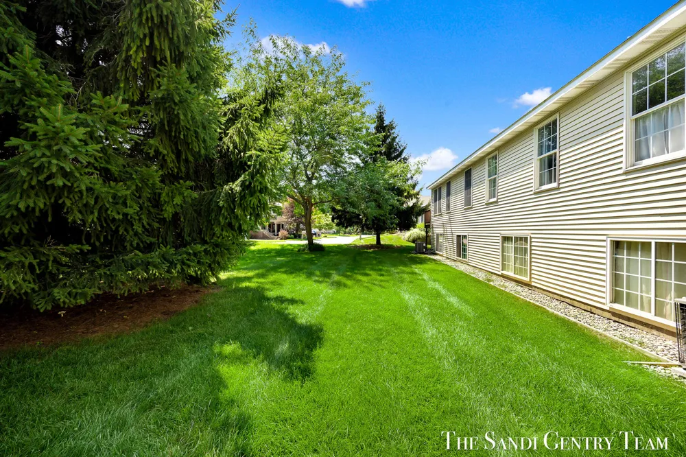 17644 Dustin Drive #16 Spring Lake, MI 49456