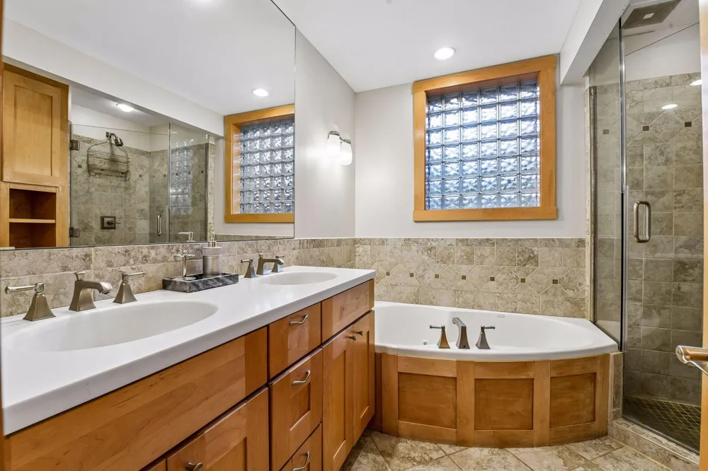 3890 Lone Cedar Lane Chaska, MN 55318