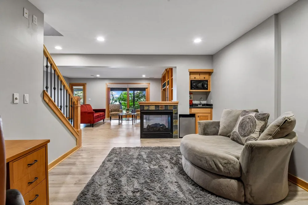 3890 Lone Cedar Lane Chaska, MN 55318
