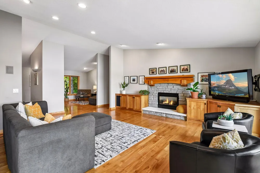 3890 Lone Cedar Lane Chaska, MN 55318