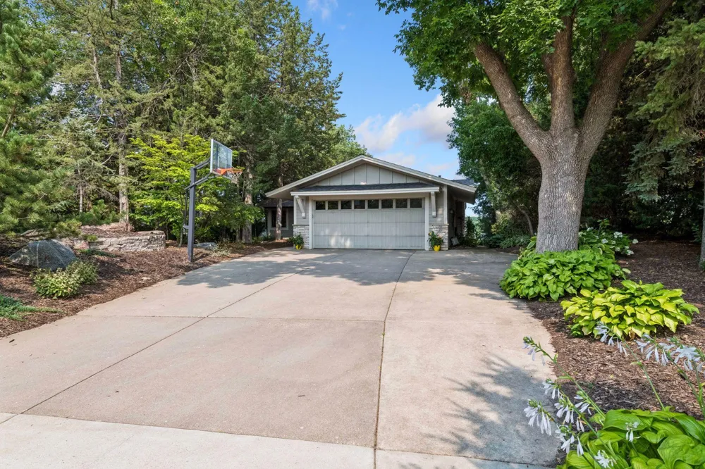 3890 Lone Cedar Lane Chaska, MN 55318