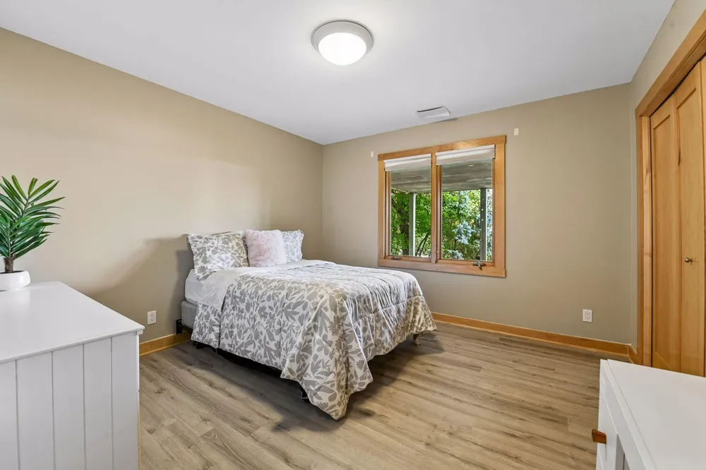 3890 Lone Cedar Lane Chaska, MN 55318