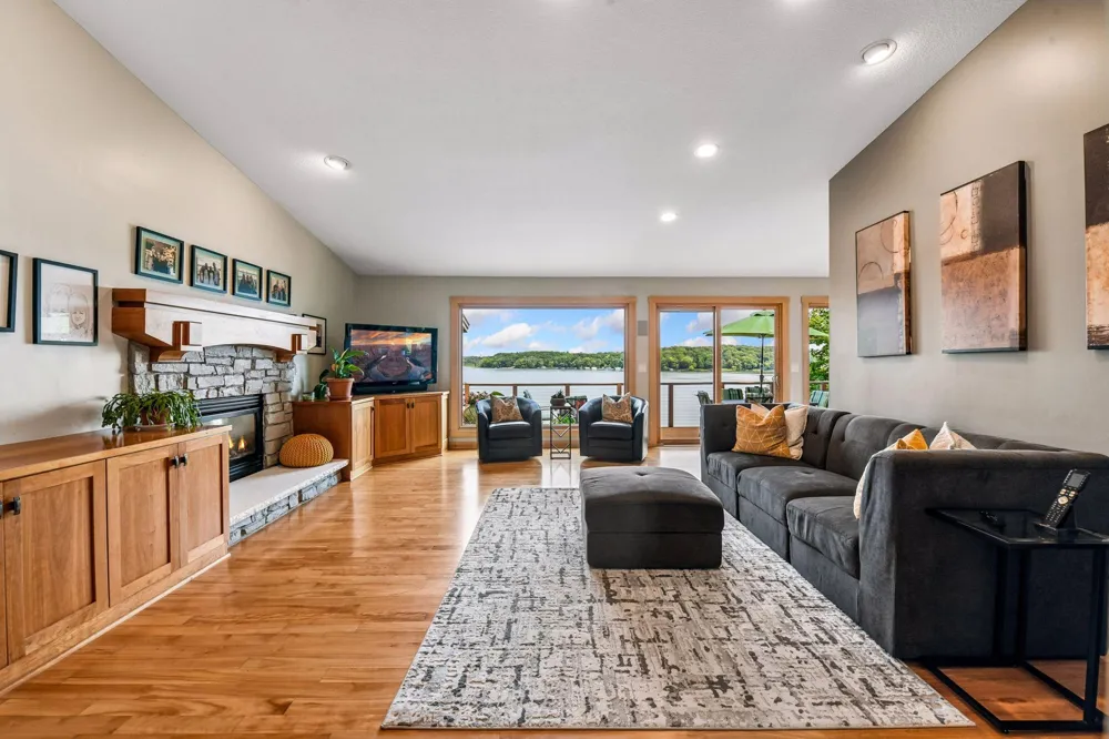 3890 Lone Cedar Lane Chaska, MN 55318