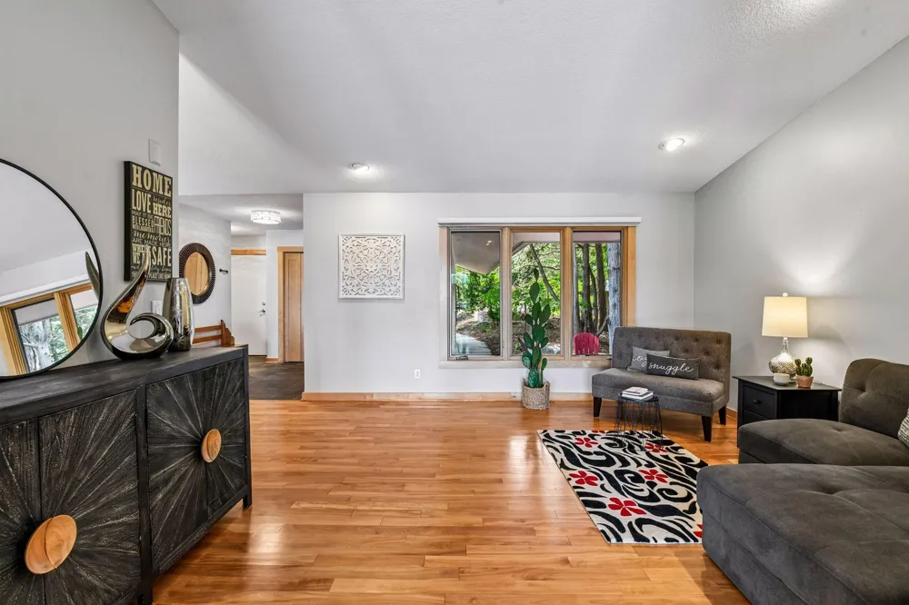 3890 Lone Cedar Lane Chaska, MN 55318