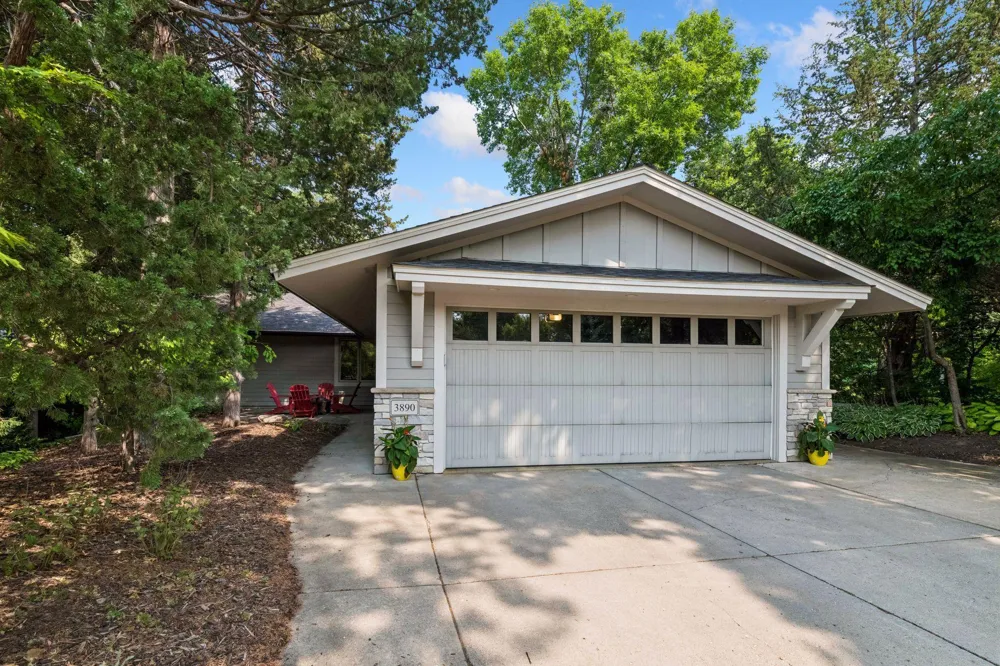 3890 Lone Cedar Lane Chaska, MN 55318
