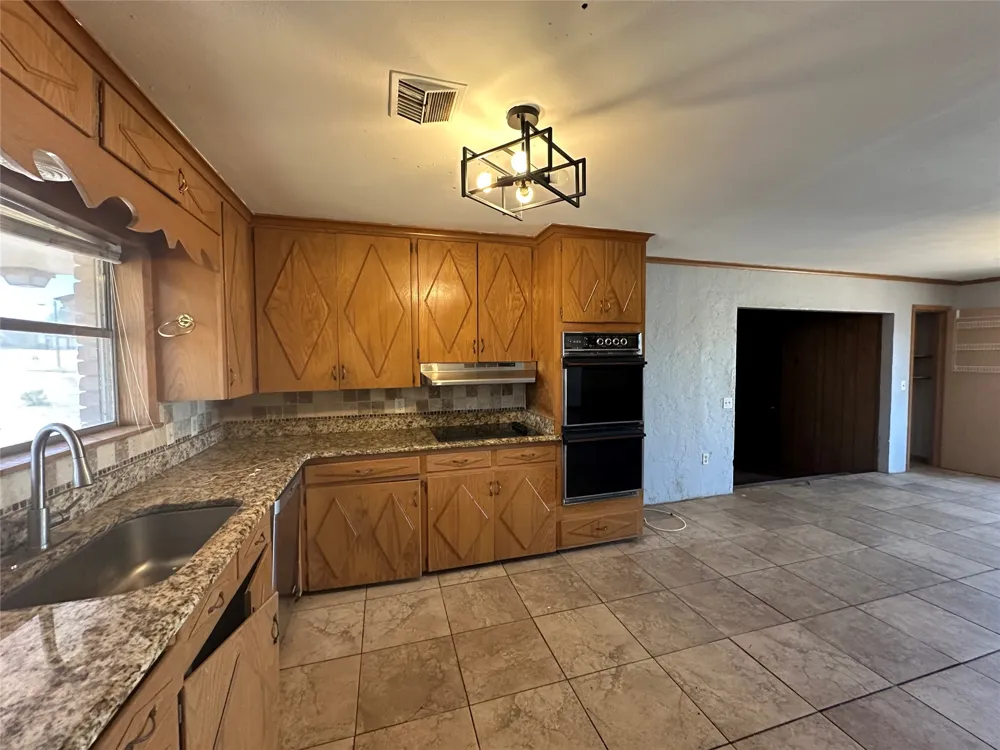 1308 Lion Street Miami, TX 79059