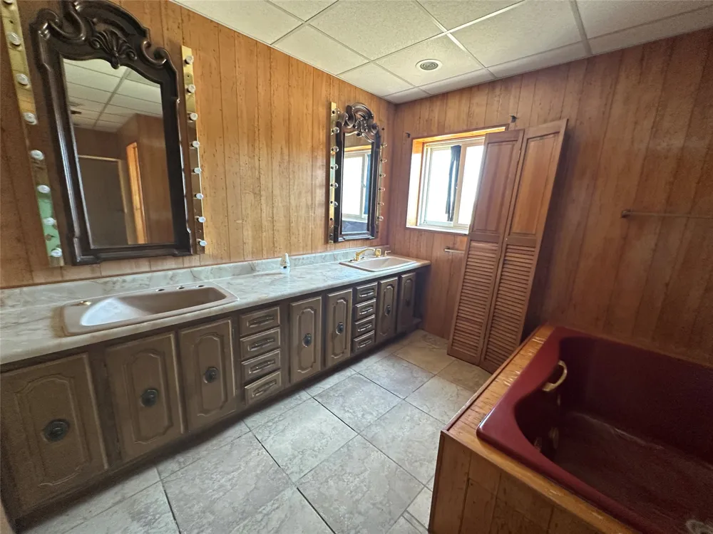 1308 Lion Street Miami, TX 79059