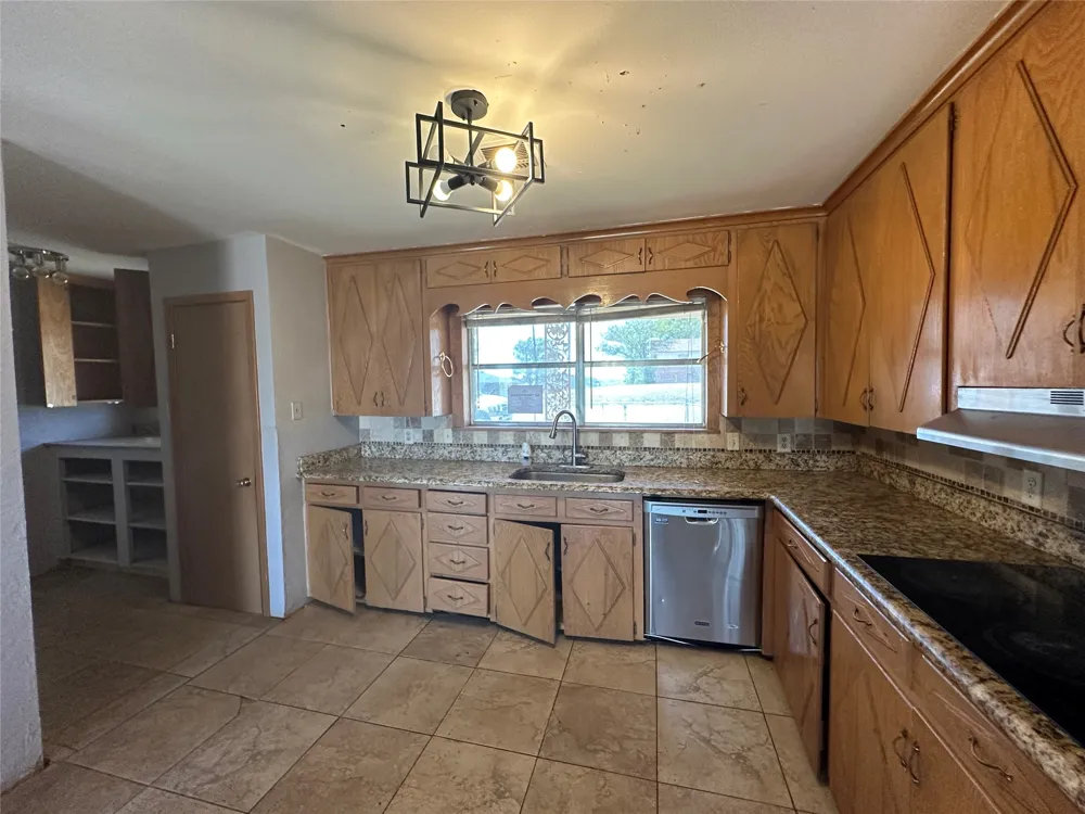 1308 Lion Street Miami, TX 79059