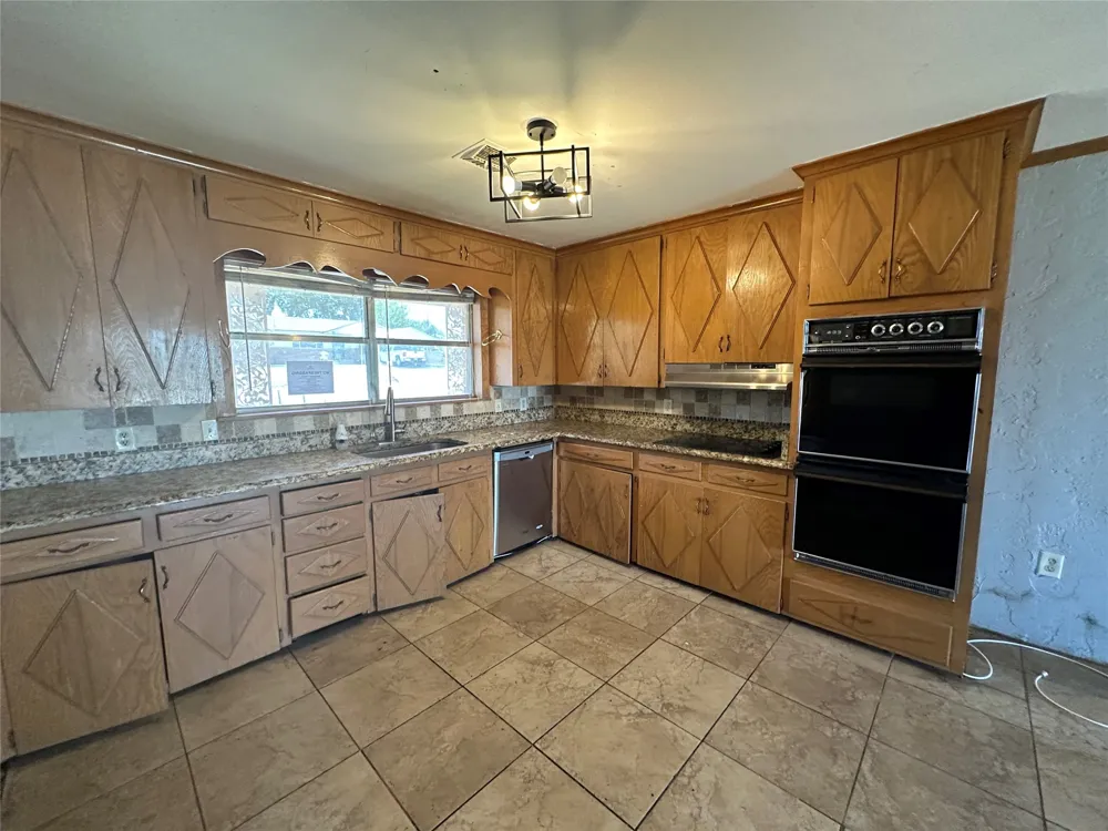 1308 Lion Street Miami, TX 79059