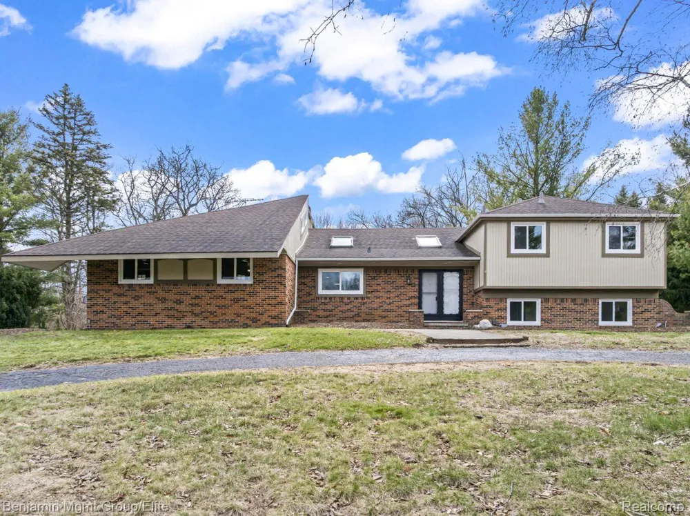 5910 Cedar Knoll Drive Genoa Township, MI 48116