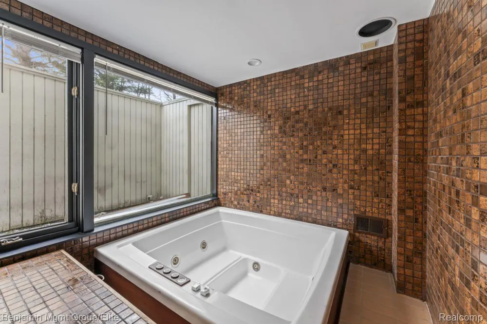 5910 Cedar Knoll Drive Genoa Township, MI 48116
