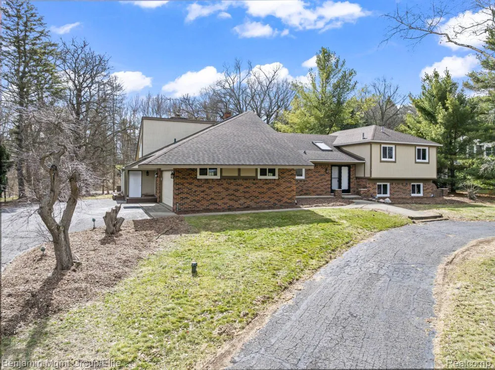 5910 Cedar Knoll Drive Genoa Township, MI 48116