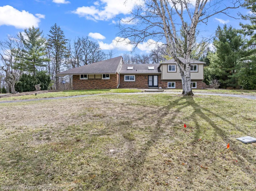 5910 Cedar Knoll Drive Genoa Township, MI 48116