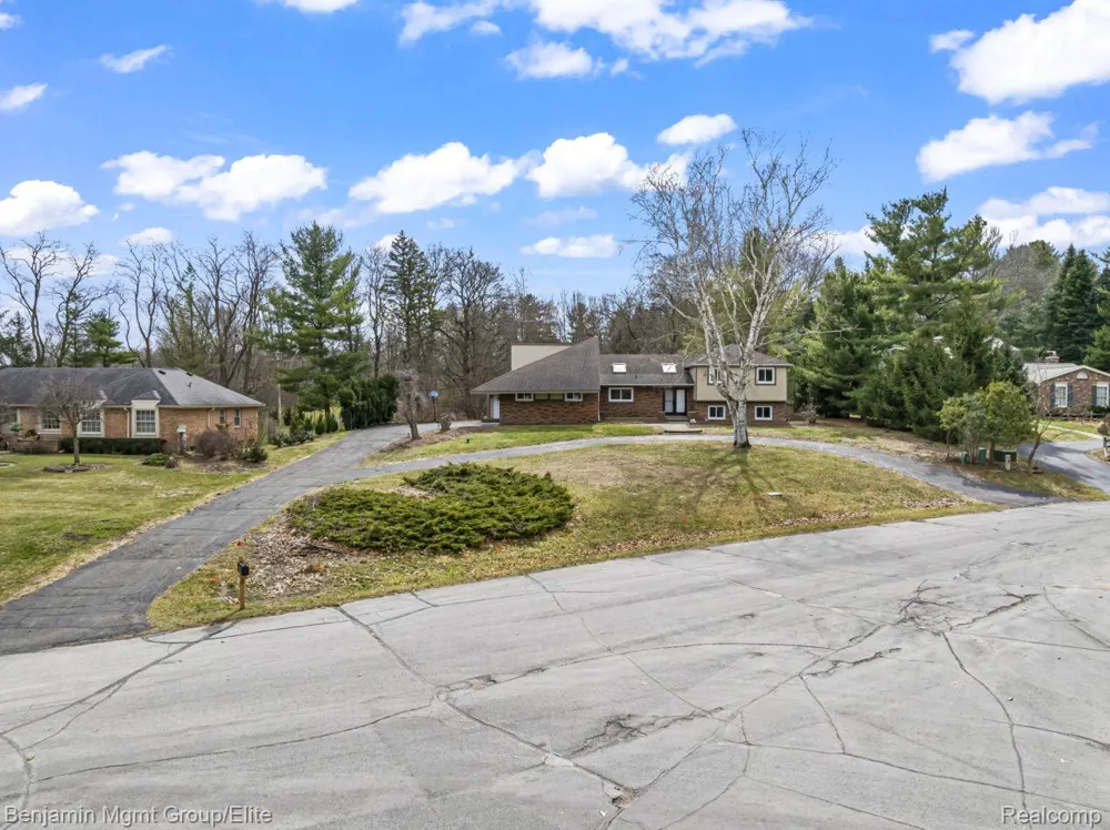 5910 Cedar Knoll Drive Genoa Township, MI 48116