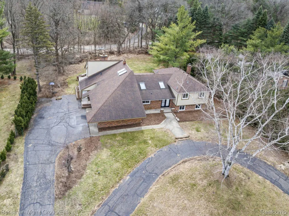 5910 Cedar Knoll Drive Genoa Township, MI 48116