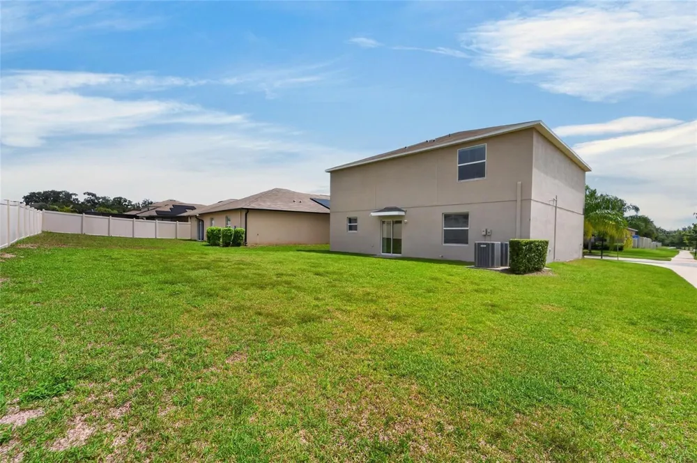 215 ENGLISH HERITAGE PLACE Dover, FL 33527
