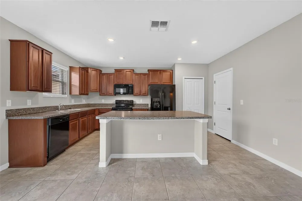 215 ENGLISH HERITAGE PLACE Dover, FL 33527