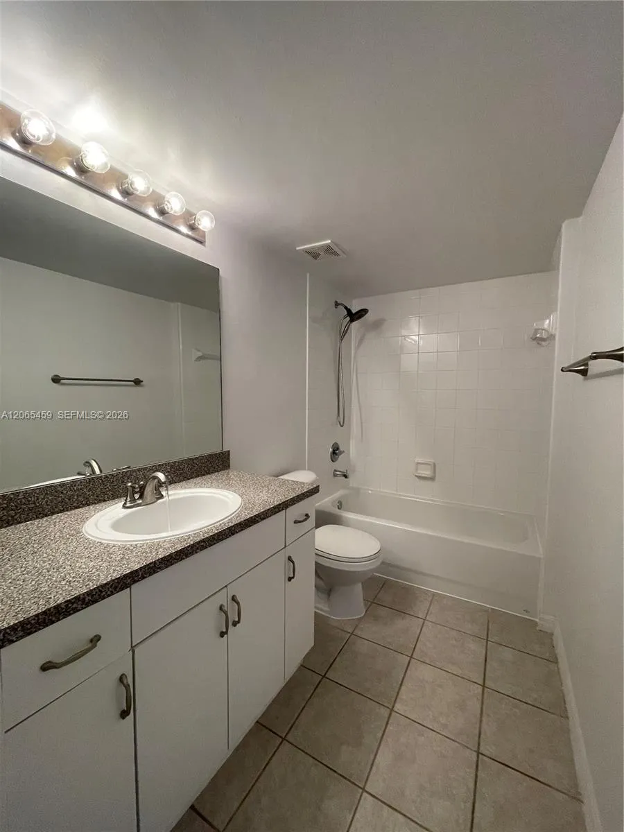 5025 Wiles Rd #303 Coconut Creek, FL 33073