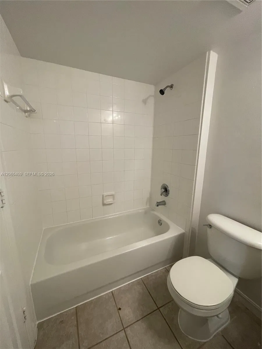 5025 Wiles Rd #303 Coconut Creek, FL 33073