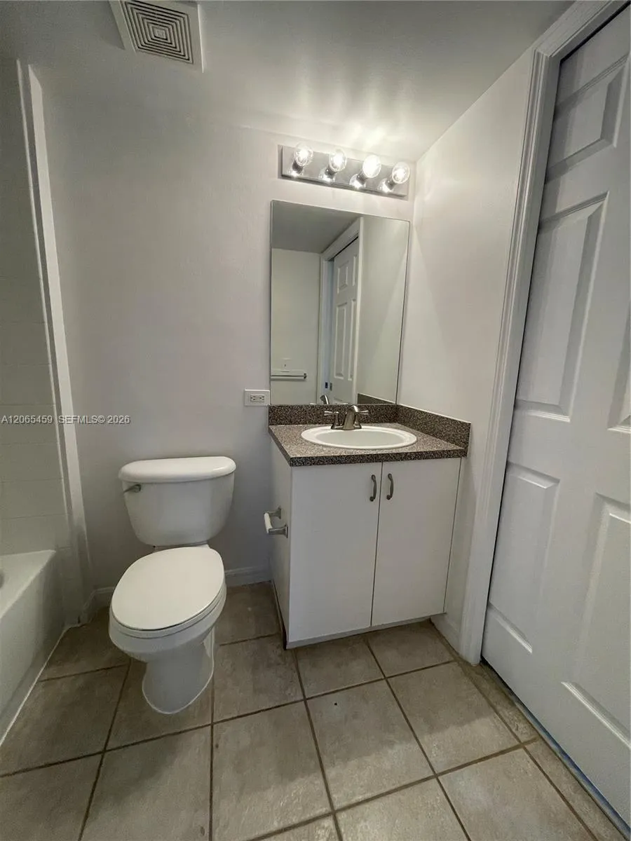 5025 Wiles Rd #303 Coconut Creek, FL 33073