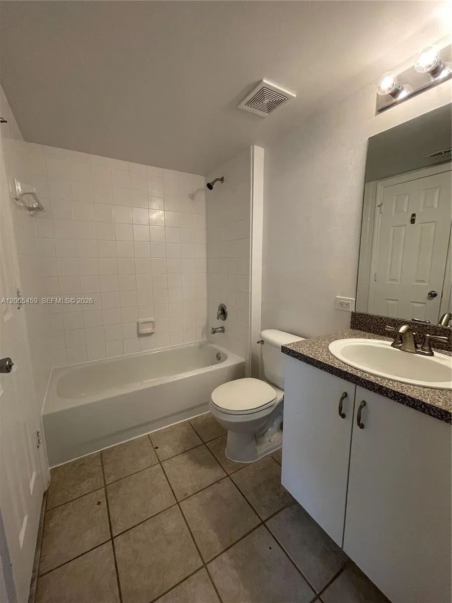 5025 Wiles Rd #303 Coconut Creek, FL 33073
