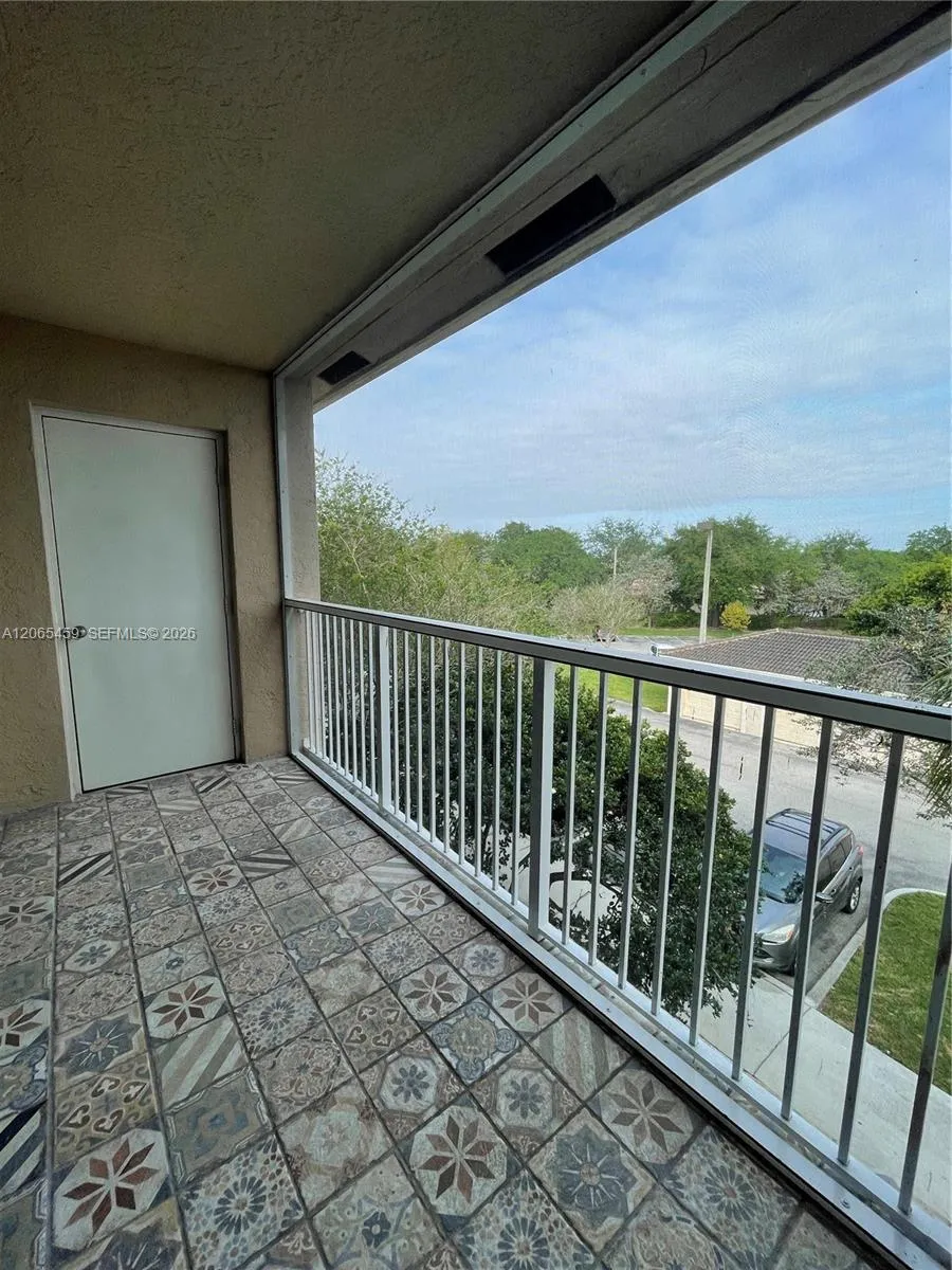 5025 Wiles Rd #303 Coconut Creek, FL 33073