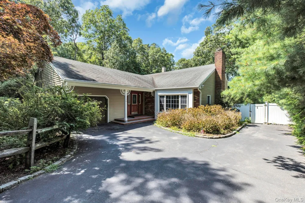 29 Columbine Avenue Hampton Bays, NY 11946