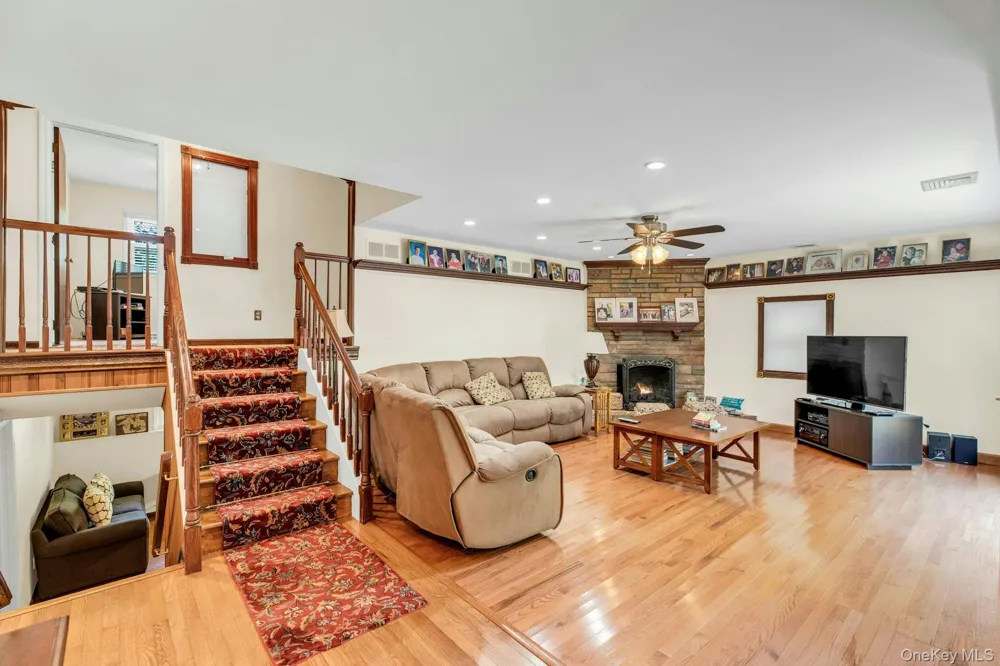 29 Columbine Avenue Hampton Bays, NY 11946