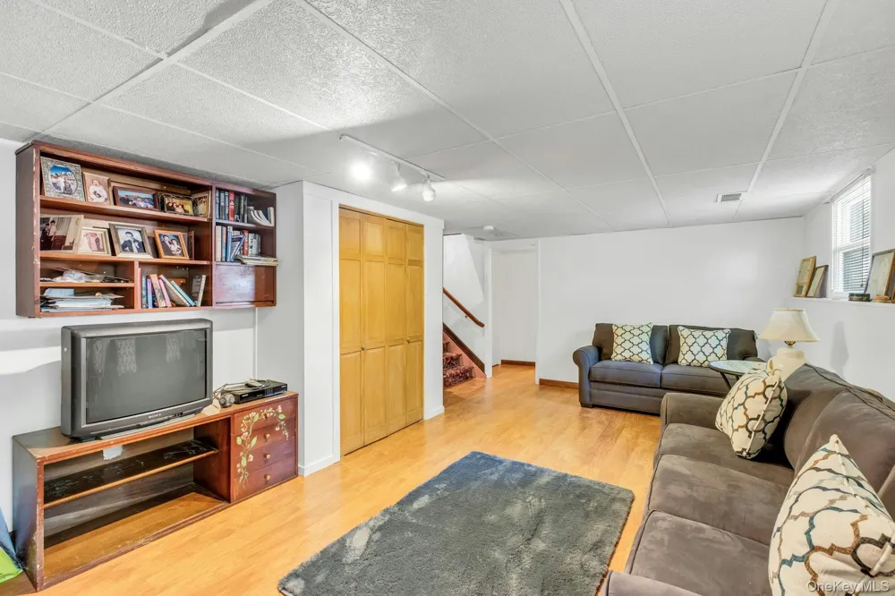 29 Columbine Avenue Hampton Bays, NY 11946