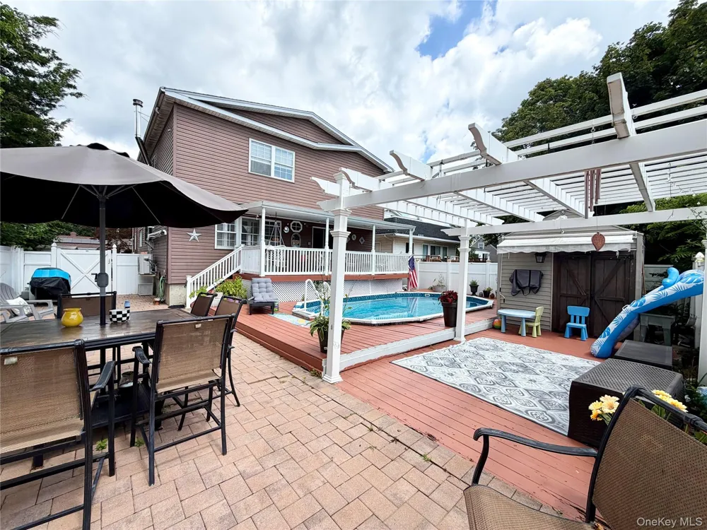 55 Willow Lane Lindenhurst, NY 11757