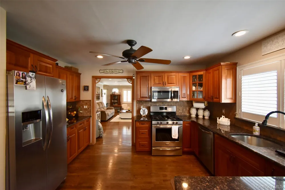 55 Willow Lane Lindenhurst, NY 11757