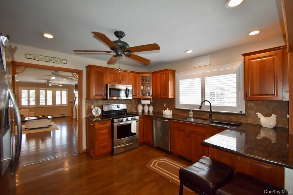 55 Willow Lane Lindenhurst, NY 11757