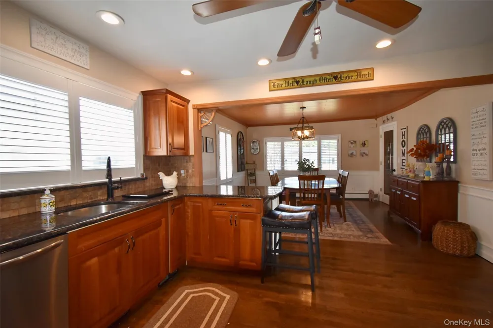 55 Willow Lane Lindenhurst, NY 11757