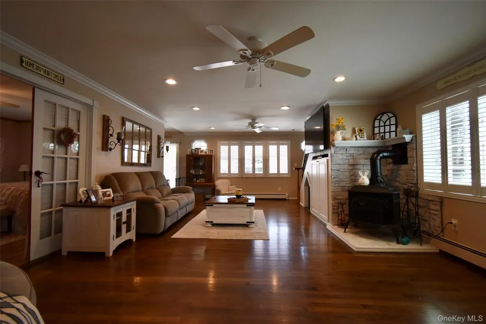 55 Willow Lane Lindenhurst, NY 11757