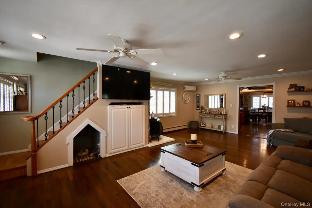 55 Willow Lane Lindenhurst, NY 11757