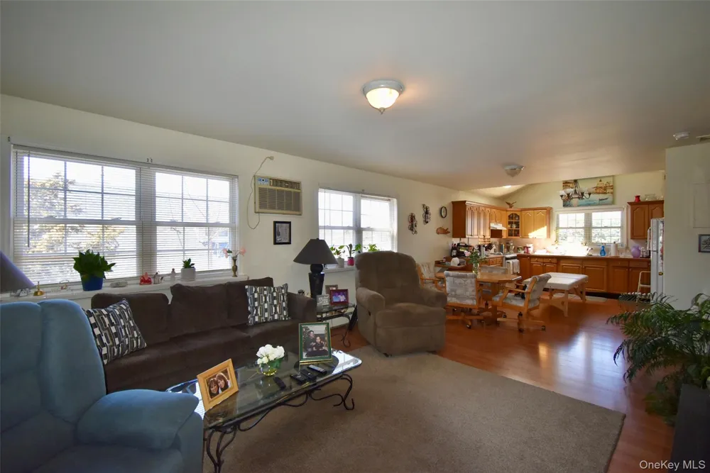 55 Willow Lane Lindenhurst, NY 11757