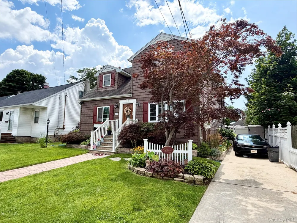 55 Willow Lane Lindenhurst, NY 11757